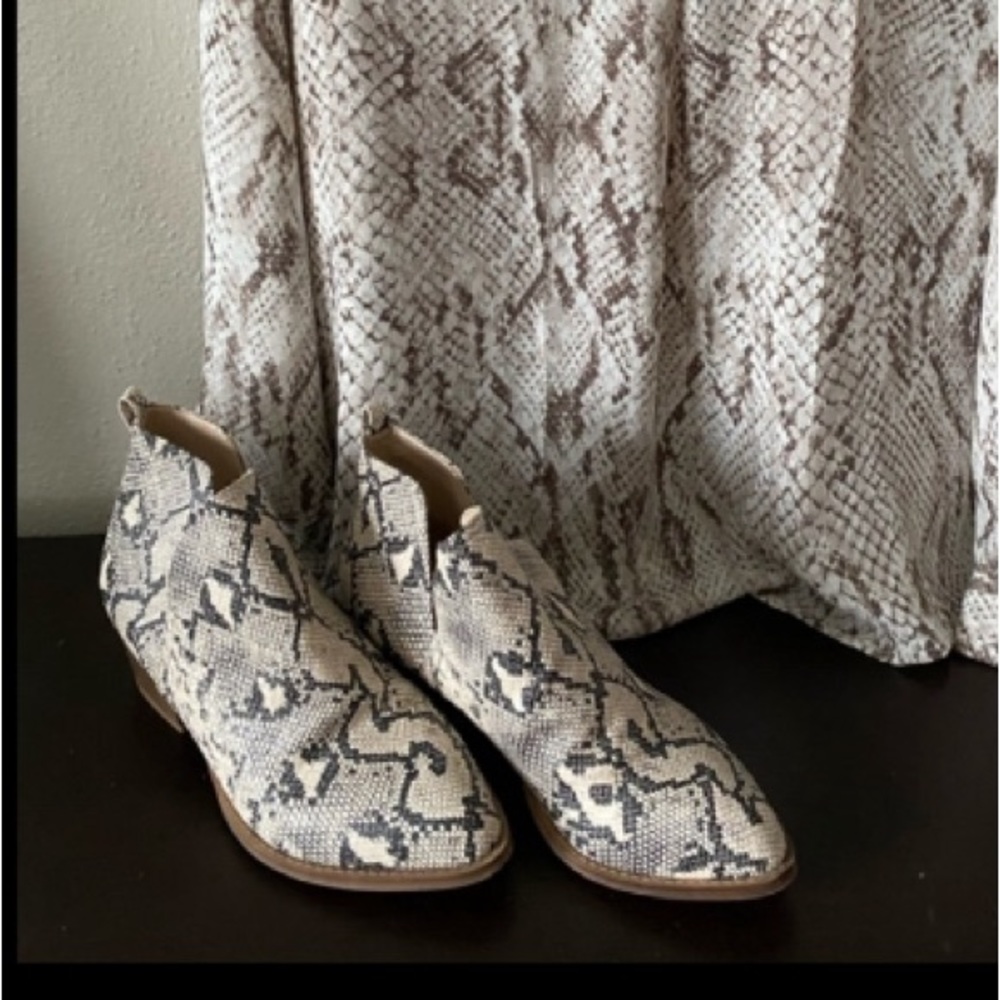 Very cute snakeskin booties!! Worn once!!